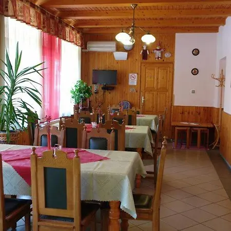 Panzio Es Etterem B&B *