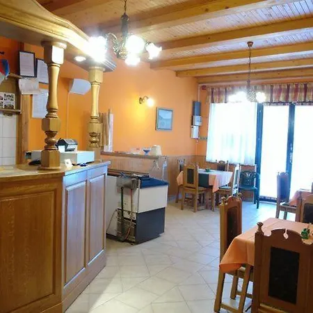 Panzio Es Etterem B&B *